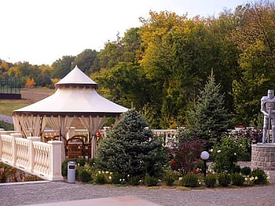 Forest Club Sherwood — готельно-ресторанний комплекс поблизу Умані з рестораном, сауною, спа, тенісом і сімейним відпочинком серед природи.