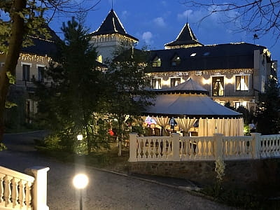 Forest Club Sherwood — готельно-ресторанний комплекс поблизу Умані з рестораном, сауною, спа, тенісом і сімейним відпочинком серед природи.
