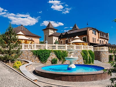 Forest Club Sherwood — готельно-ресторанний комплекс поблизу Умані з рестораном, сауною, спа, тенісом і сімейним відпочинком серед природи.