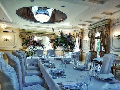 Банкетна зала в заміському комплексі Forest Club Sherwood біля Умані
