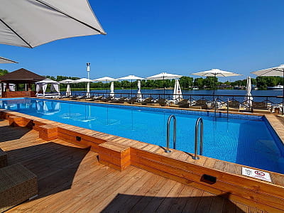 GALERA RESORT — заміський комплекс у Голосіївському районі Києва, на березі Галерної затоки Дніпра. Тут облаштований відкритий басейн із комфортною зоною відпочинку, шезлонгами та бунгало. 