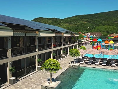 відкриті літні басейни в комплексі IVORY Resort & Spa у місті Виноградів, що у Закарпатській області
