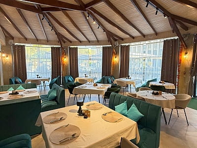 Ресторан курортного комплексу IVORY Resort & Spa у місті Виноградів, що у Закарпатській області
