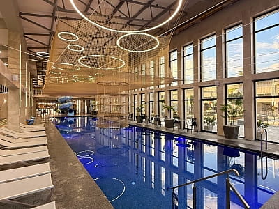 Критий басейн в заміському комплексі IVORY Resort & Spa у місті Виноградів, що у Закарпатській області