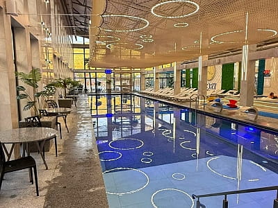 Критий басейн в заміському комплексі IVORY Resort & Spa у місті Виноградів, що у Закарпатській області