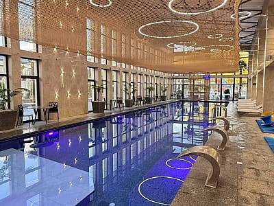 Критий басейн в заміському комплексі IVORY Resort & Spa у місті Виноградів, що у Закарпатській області