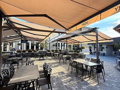 літня тераса ресторану в комплексі IVORY Resort & Spa у місті Виноградів, що у Закарпатській області