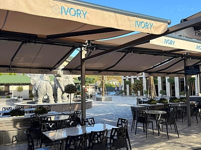літня тераса ресторану в комплексі IVORY Resort & Spa у місті Виноградів, що у Закарпатській області