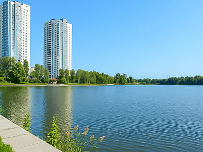 Кирилівське озеро — глибока водойма на Оболоні, популярна серед рибалок і відпочивальників. Чиста природа, пляжі й цікаві місця поруч із центром Києва.