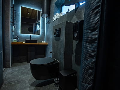 Perlyna Resort – сучасний заміський комплекс біля Дніпра. Котеджі, басейн, сауна, BBQ-зона та відпочинок у гармонії з природою для всієї родини.