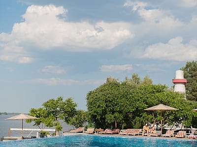 відкритий літній басейн в заміському комплексі Perlyna Resort біля Черкас