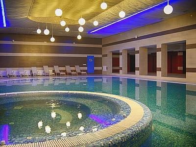 критий басейн в заміському комплексі Perlyna Resort біля Черкас