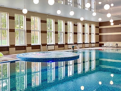 критий басейн в заміському комплексі Perlyna Resort біля Черкас