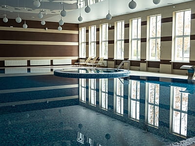 критий басейн в заміському комплексі Perlyna Resort біля Черкас