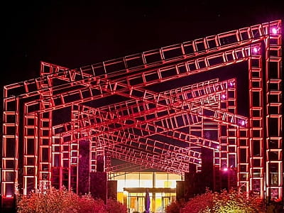 рукотворне озеро, фонтан і неймовірної краси міст – арт об’єкт заміського комплексу Riverwood Relax Park серед мальовничих соснових лісів села Мошни Черкаської області