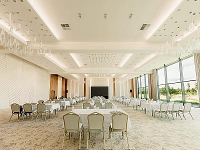 банкетна зала в заміському комплексі Riverwood Relax Park серед мальовничих соснових лісів села Мошни Черкаської області