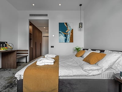 готельні номери в заміському комплексі Riverwood Relax Park серед мальовничих соснових лісів села Мошни Черкаської області