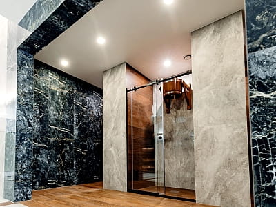 відро-водоспад в заміському комплексі Riverwood Relax Park серед мальовничих соснових лісів села Мошни Черкаської області