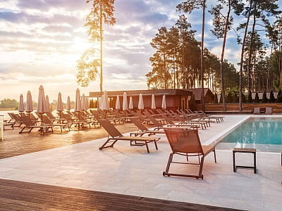 відкритий літній басейн в заміському комплексі Riverwood Relax Park серед мальовничих соснових лісів села Мошни Черкаської області