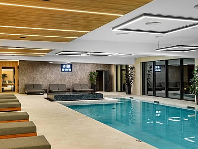 критий басейн 12х6 м, глибина 1,65 м, температура води 29° в заміському комплексі Riverwood Relax Park серед мальовничих соснових лісів села Мошни Черкаської області