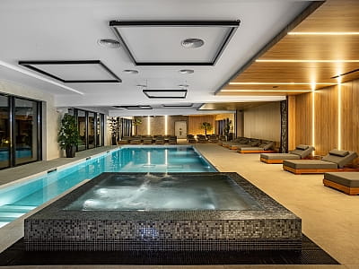 критий басейн 12х6 м, глибина 1,65 м, температура води 29° в заміському комплексі Riverwood Relax Park серед мальовничих соснових лісів села Мошни Черкаської області