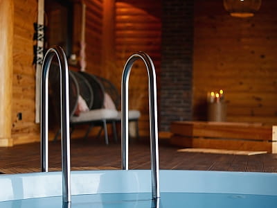 купіль біля лазні у заміському комплексі «Родосвіт» у мальовничому селі Житні Гори Київської області