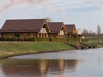 котеджі та будиночки з приватним спуском до ставка у заміському комплексі «Родосвіт» у мальовничому селі Житні Гори Київської області