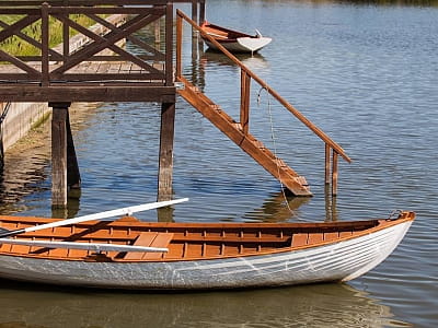 ставок з човнами в заміському комплексі «Родосвіт» у мальовничому селі Житні Гори Київської області