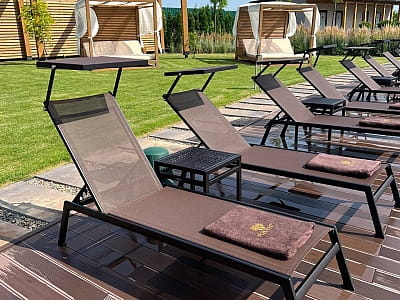 лежаки біля басейну в заміському комплексі «Родосвіт» у мальовничому селі Житні Гори Київської області