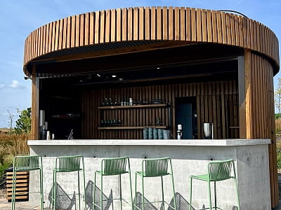 бар біля басейну в заміському комплексі «Родосвіт» у мальовничому селі Житні Гори Київської області