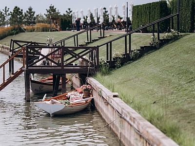 ставок з човнами в заміському комплексі «Родосвіт» у мальовничому селі Житні Гори Київської області