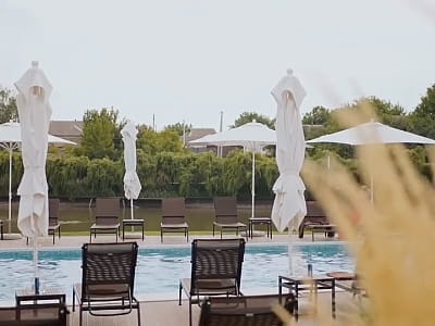 відкритий літній басейн у заміському комплексі «Родосвіт» у мальовничому селі Житні Гори Київської області