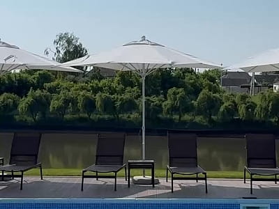 відкритий літній басейн у заміському комплексі «Родосвіт» у мальовничому селі Житні Гори Київської області