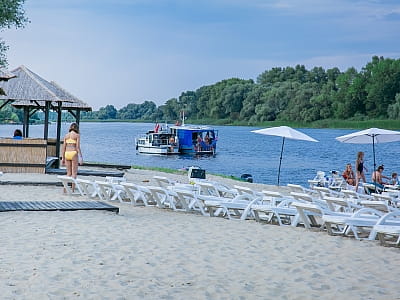 пляж в заміському комплексі Selena Family Resort біля Черкас