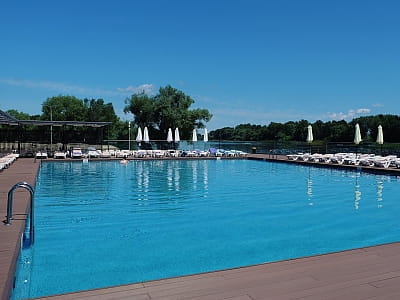 відкритий літній басейн в заміському комплексі Selena Family Resort біля Черкас