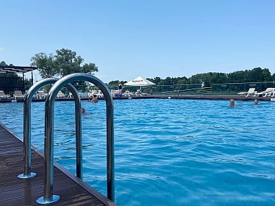 відкритий літній басейн в заміському комплексі Selena Family Resort біля Черкас
