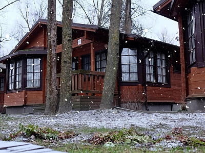 «Selena Family Resort» – це сучасний заміський готельно-ресторанний комплекс, розташований у мальовничому куточку на березі Дніпра серед соснового лісу неподалік від Черкас. 