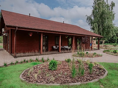 «Selena Family Resort» – це сучасний заміський готельно-ресторанний комплекс, розташований у мальовничому куточку на березі Дніпра серед соснового лісу неподалік від Черкас. 