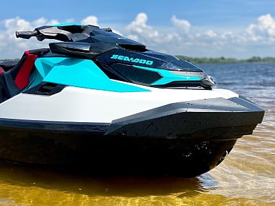 гідроцикли в заміському комплексі Selena Family Resort біля Черкас