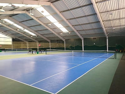 криті тенісні корти в заміському комплексі Selena Family Resort біля Черкас