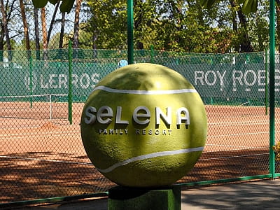 тенісні корти просто неба в заміському комплексі Selena Family Resort біля Черкас