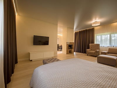 Будиночки та готельні номери в заміському комплексі «Тихий Ліс» на березі Дніпра