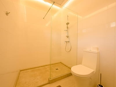 Будиночки та готельні номери в заміському комплексі «Тихий Ліс» на березі Дніпра