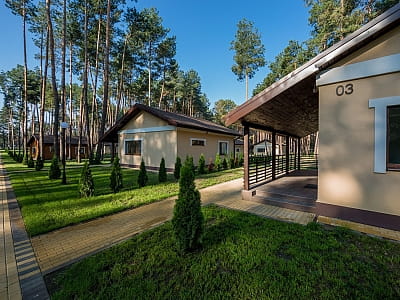 Будиночки та готельні номери в заміському комплексі «Тихий Ліс» на березі Дніпра