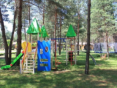 Дитячий майданчик в заміському комплексі «Тихий Ліс» на березі Дніпра