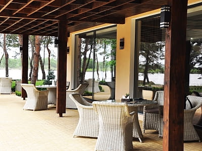 ресторан з відкритою терасою в заміському комплексі «Тихий Ліс» на березі Дніпра