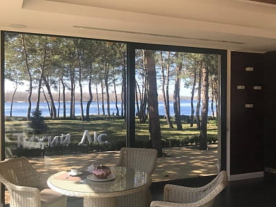 ресторан з відкритою терасою в заміському комплексі «Тихий Ліс» на березі Дніпра