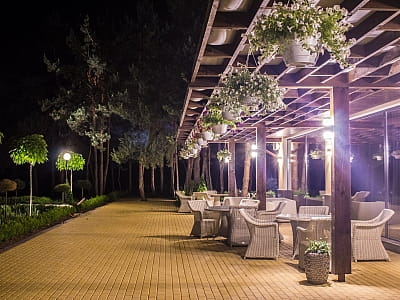 ресторан з відкритою терасою в заміському комплексі «Тихий Ліс» на березі Дніпра