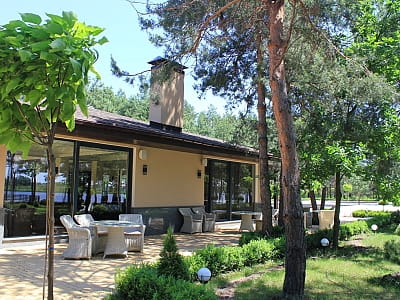 Заміський комплекс «Тихий Ліс» — парк-готель на березі Дніпра серед соснового лісу. Відпочинок, басейн, ресторан, будиночки, активності та події на природі.