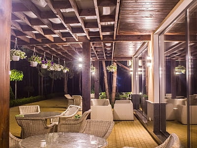 ресторан з відкритою терасою в заміському комплексі «Тихий Ліс» на березі Дніпра